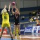 Aline Moura, do Sesi Araraquara, faz arremesso no jogo contra o Santo André pela semifinal da LBF