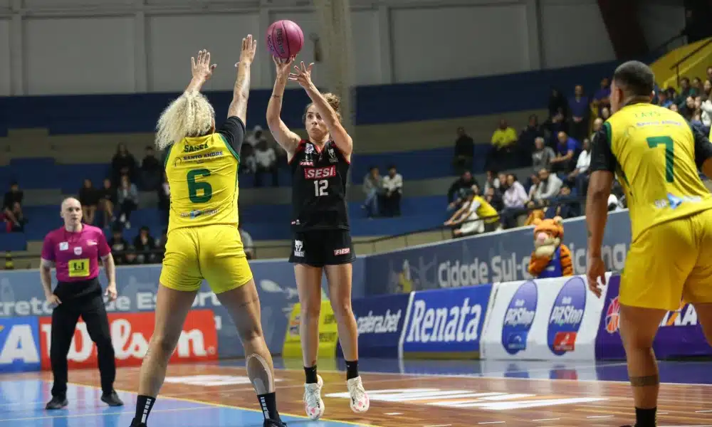 Aline Moura, do Sesi Araraquara, faz arremesso no jogo contra o Santo André pela semifinal da LBF