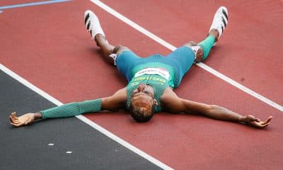 Na imagem, Alison dos Santos estirado no chão após a prova.