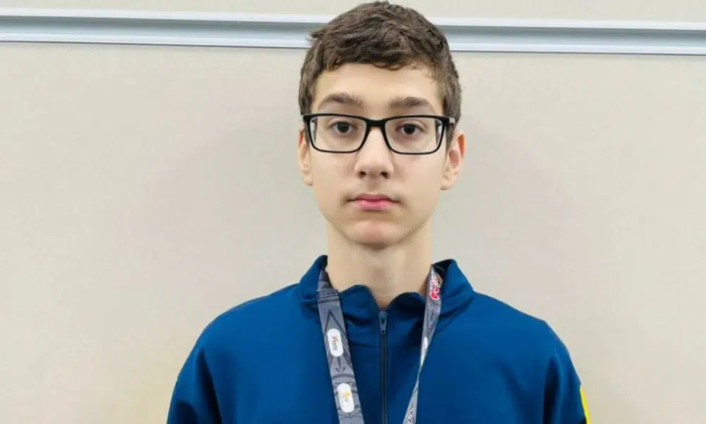 Allan Leite pousa para foto no Mundial Cadete de taekwondo