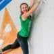 Na imagem, Anja Höhler pendurada na parede, em meio a obstáculos da escalada.