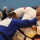 Wilians faz cara de força enquanto puxa Zakiyev, do Azerbaijão, pelo quimono com as duas mãos antes de aplicar o golpe decisivo da final (Foto: Renan Cacioli/ CBDV)