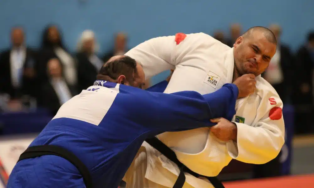 Wilians faz cara de força enquanto puxa Zakiyev, do Azerbaijão, pelo quimono com as duas mãos antes de aplicar o golpe decisivo da final (Foto: Renan Cacioli/ CBDV)