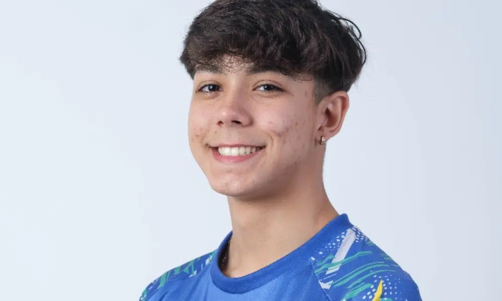 Arthur Lemos pousa para foto no WTT Youth Contender de Otocec