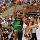 Jogador do Brasil tenta fazer uma bandeja marcado por dois atletas da Sérvia em amistoso de basquete masculino