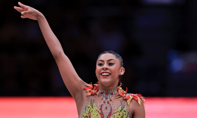 Babi Domingos sorri após apresentação no Mundial de ginástica rítmica