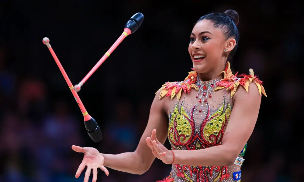 Babi Domingos em apresentação nas maças no Mundial de ginástica rítmica