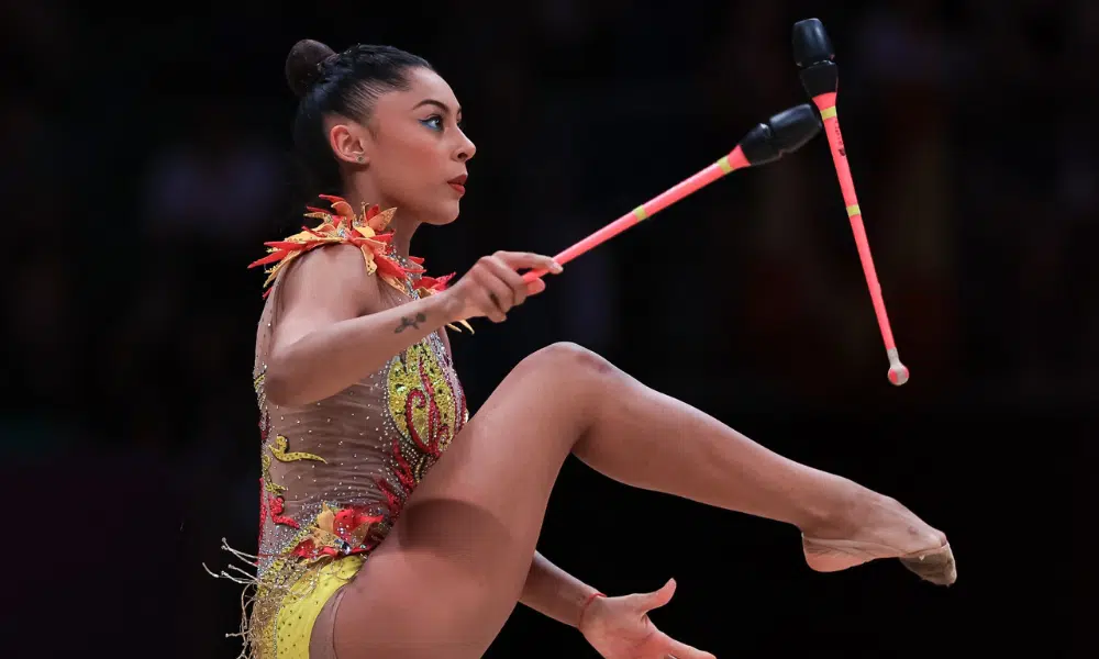 Babi Domingos se apresentando nas maças no Mundial de ginástica rítmica