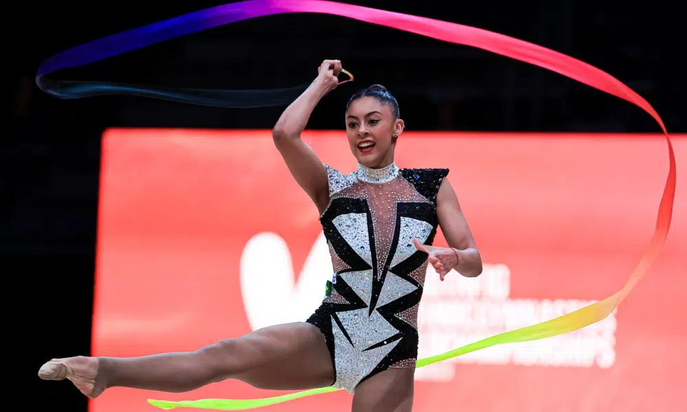 Barbara Domingos em apresentação da fita no Mundial de ginástica rítmica