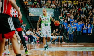 Na imagem, Alex, armador do Bauru, começando uma nova jogada.