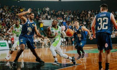 Dontrell Brite se prepara para cesta no jogo entre Bauru Basket e Mogi das Cruzes pelo Paulista de Basquete Masculino