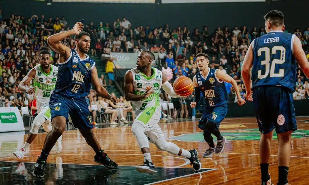 Dontrell Brite se prepara para cesta no jogo entre Bauru Basket e Mogi das Cruzes pelo Paulista de Basquete Masculino