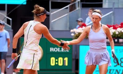 Na imagem, Bia Haddad e Victoria Azarenka se cumprimentando por ponto conquistado.