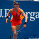 Bia Haddad sacando no US Open