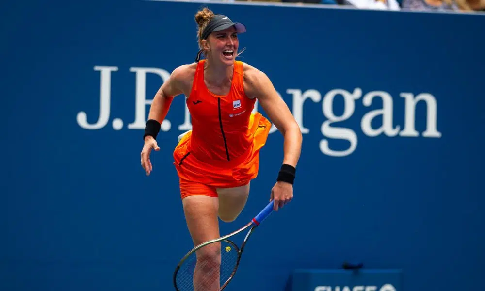 Bia Haddad sacando no US Open