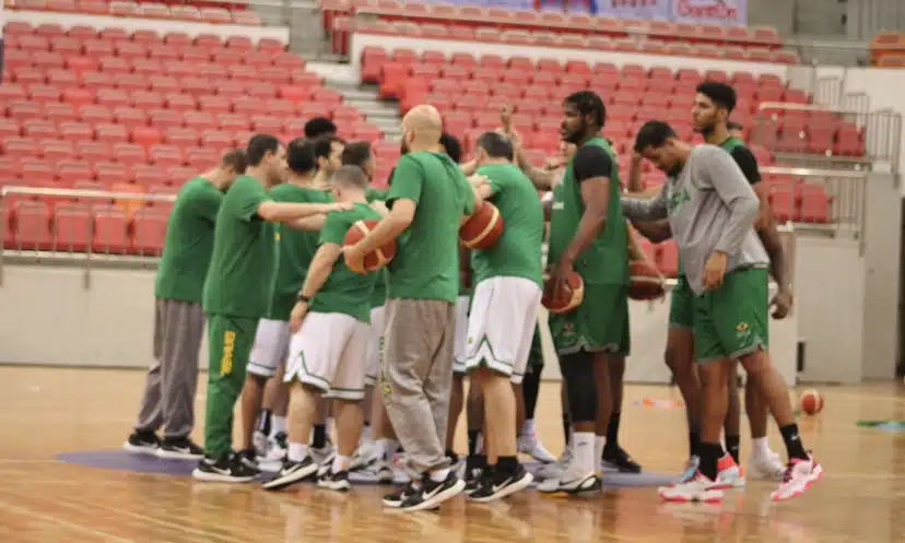 Na imagem, time do Brasil reunido antes do treino.