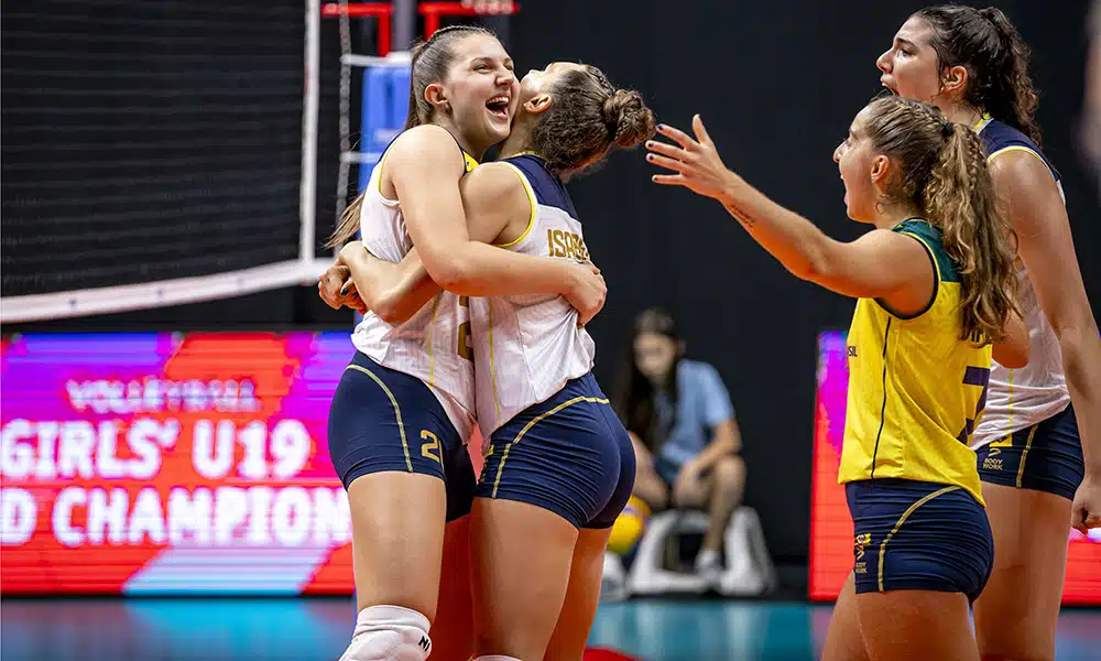 Na imagem, jogadoras do Brasil comemorando ponto.
