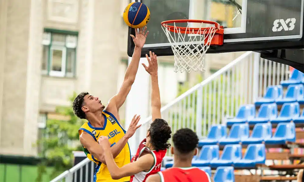 Na imagem, Israel Gomes, do Brasil, parte para a bandeja contra Marrocos.
