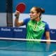 Na imagem, Joyce Oliveira, que conquistou medalha para o Brasil, rebatendo a bolinha com sua raquete.