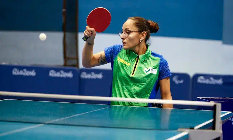 Na imagem, Joyce Oliveira, que conquistou medalha para o Brasil, rebatendo a bolinha com sua raquete.