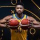 Na imagem, Bruno Caboclo, do Brasil, com duas bolas de basquete em mãos.