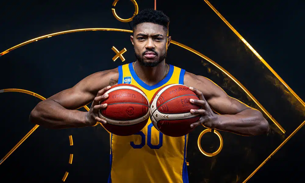 Na imagem, Bruno Caboclo, do Brasil, com duas bolas de basquete em mãos.
