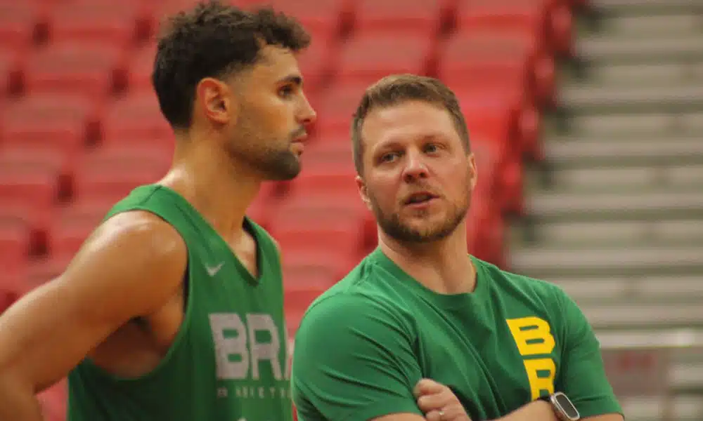 Na imagem, o técnico do Brasil, Gustavo de Conti, conversando com jogador durante os treinos.