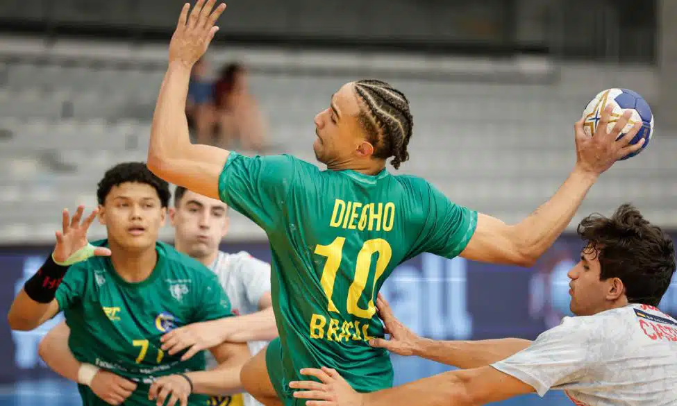 Na imagem, atacante do Brasil, Diegho, no movimento de execução de ataque.