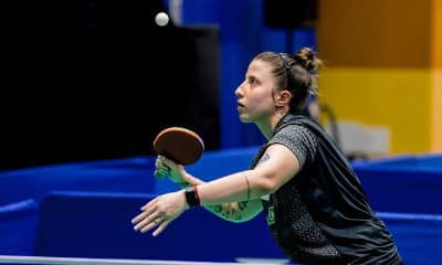 Na imagem, Jennyfer Parinos, do Brasil, jogando a bolinha para seu saque.