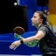 Na imagem, Jennyfer Parinos, do Brasil, jogando a bolinha para seu saque.