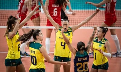 Na imagem, time do Brasil comemorando ponto diante da Turquia.