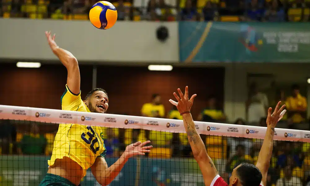 Na imagem, jogador do Brasil subindo sozinho para atacar a bola.