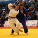 Na imagem, a judoca do Brasil, Larissa Silva, tenta aplicar golpe em adversária puxando ela pela manga do quimono.