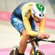 Na imagem, Lauro Chaman, com uniforme do Brasil, pedalando dentro da pista.