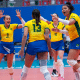 Jogadoras do Brasil se abraçam e comemoram vitória diante de Hong Kong no vôlei feminino