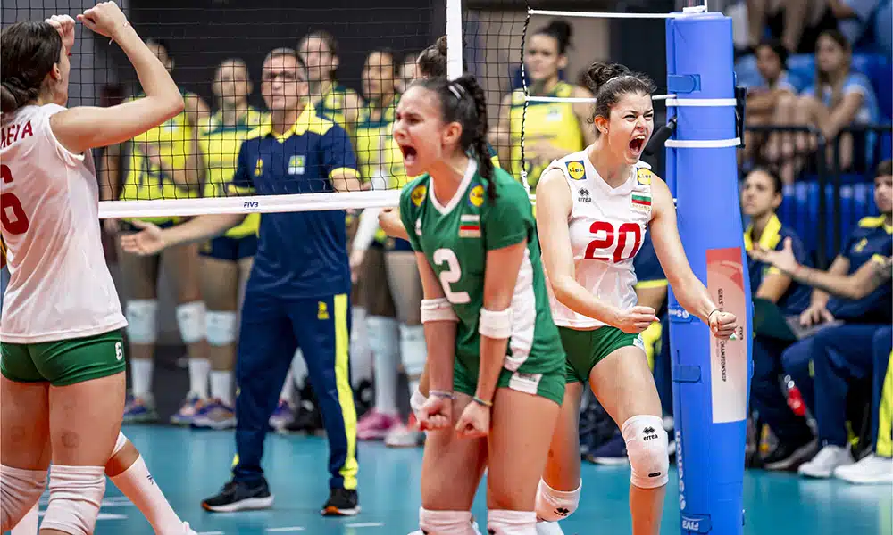 Na imagem, jogadoras da Bulgária comemorando vitória sobre o Brasil.