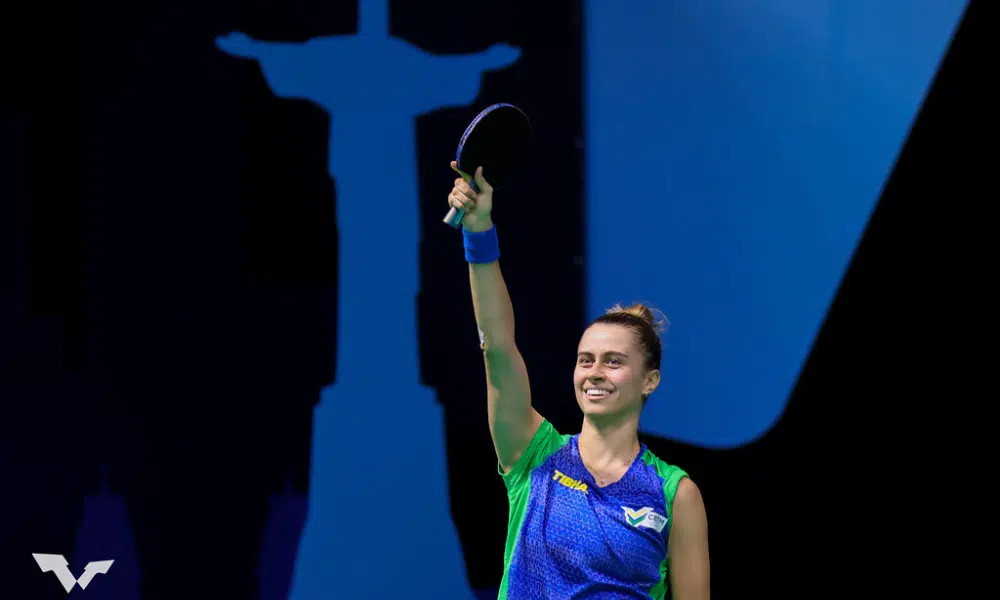 Bruna Takahashi ergue os braços após vitória no WTT Contender do Rio de Janeiro, de tênis de mesa