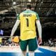 Bruninho, pela Seleção Masculina de vôlei, se prepara para sacar em partida pela Liga das Nações de vôlei