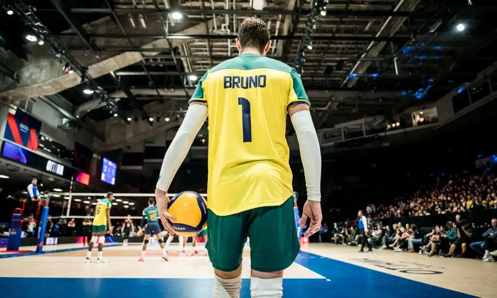Bruninho, pela Seleção Masculina de vôlei, se prepara para sacar em partida pela Liga das Nações de vôlei