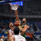 Caboclo enterra bola durante jogo Brasil e Irã na Copa do Mundo de basquete masculino