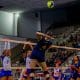 Jogadora do Campinas ataca pela entrada de rede em jogo do Campeonato Paulista de Vôlei Feminino