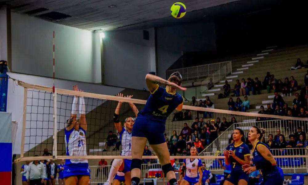 Jogadora do Campinas ataca pela entrada de rede em jogo do Campeonato Paulista de Vôlei Feminino