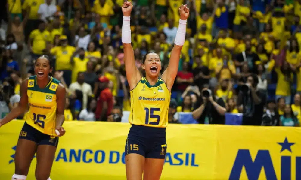 Carol vibra com ponto em jogo contra Argentina pelo Sul-Americano feminino