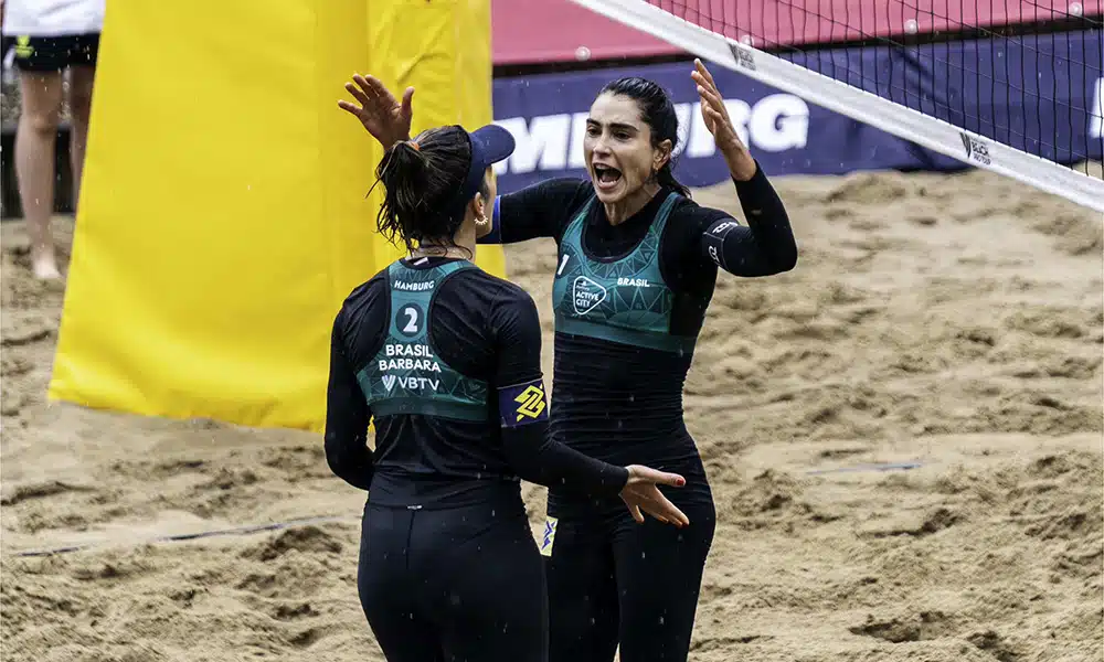 Na imagem, Carol e Bárbara comemorando ponto.
