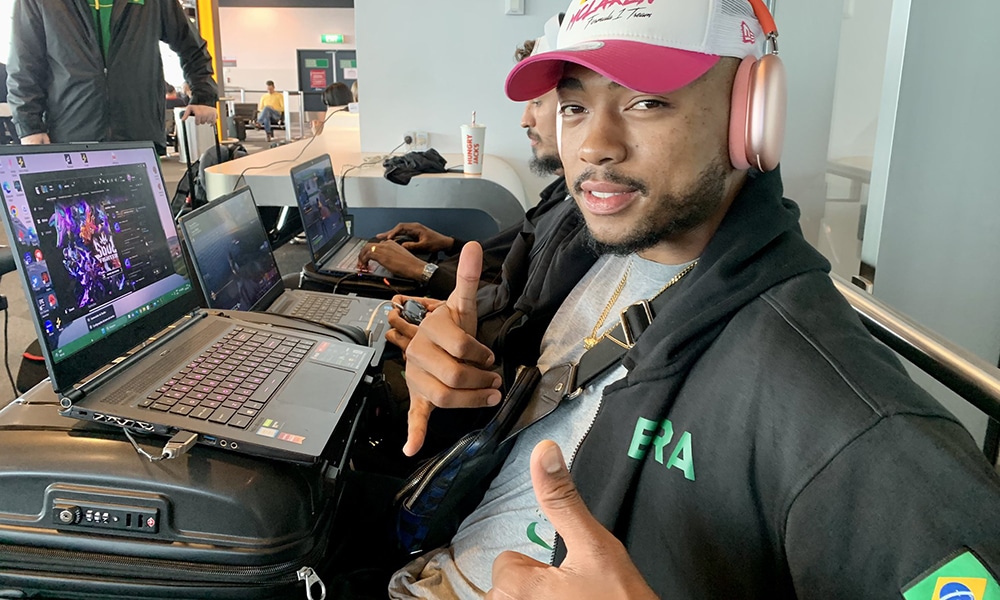 Na imagem, jogador do Brasil esperando para embarcar para a Copa do Mundo de Basquete.