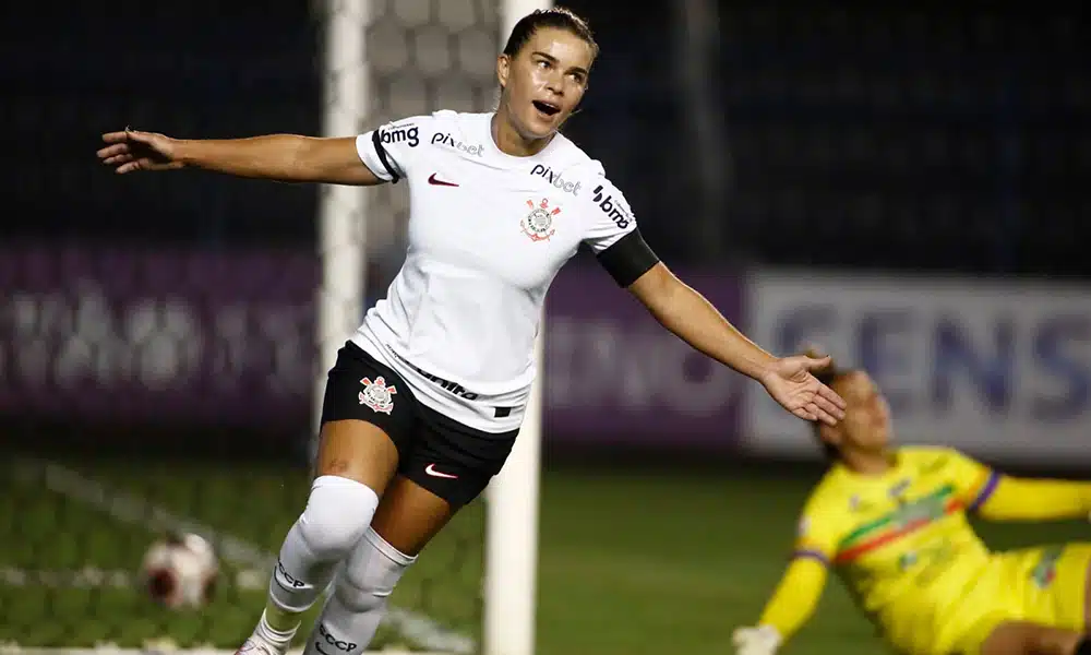 Na imagem, Tamires, do Corinthians, comemorando gol.