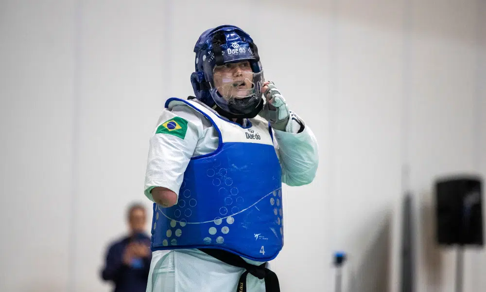 Débora Menezes em ação no Grand Prix de Paris de parataekwondo