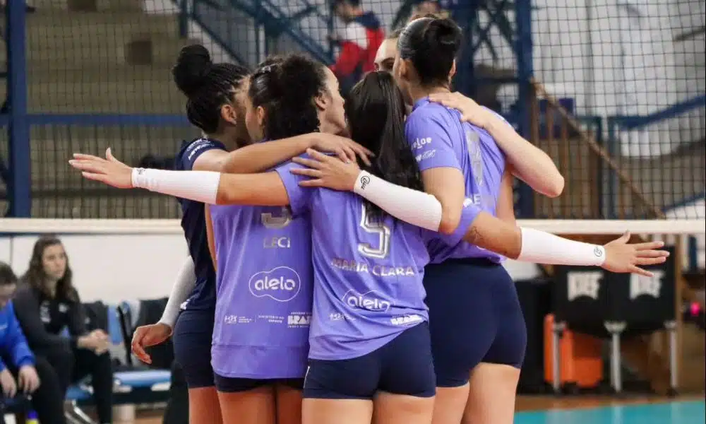 Comemoração das jogadoras do Barueri na primeira vitória no Campeonato Paulista (Carolina Oliveira/BVC)