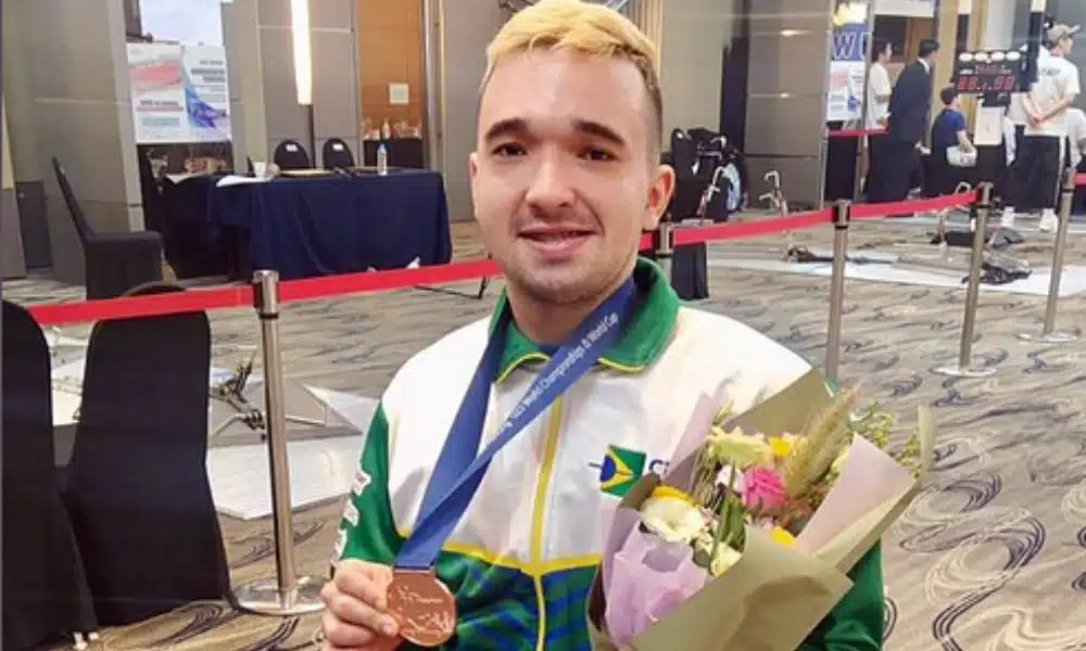 Kevin Damasceno com a medalha de bronze (Foto: Acervo pessoal)