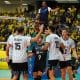 Comemoração dos jogadores da Argentina na vitória sobre o Brasil pelo Sul-Americano (Foto: Mauricio Val/FVImagem/CBV)